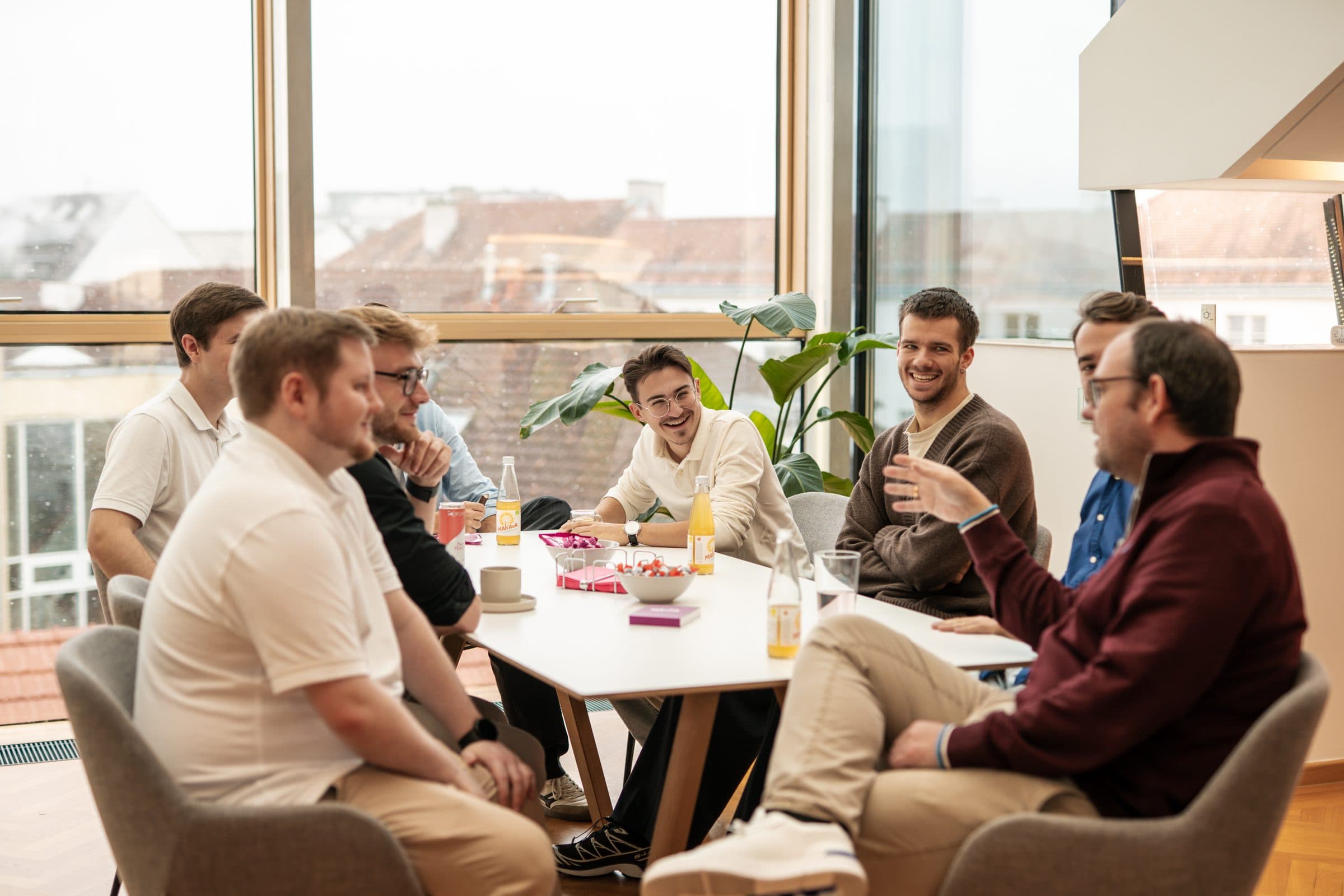 Team beim gemeinsamen Mittagessen